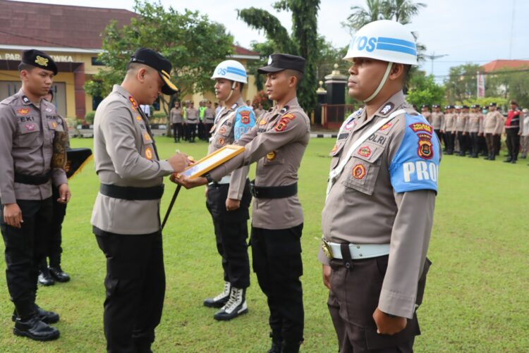 Kapolres Tanjabtim Pimpin Upacara PTDH Aipda MS