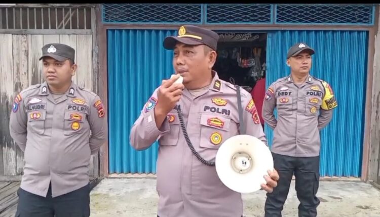 Waspada Cuaca Ekstrem, Unit Binmas Polsek Nipah Panjang Berikan Imbauan Langsung di Pelabuhan