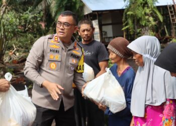 Kapolda Jambi Irjen Pol. Rusdi Hartono Berikan Bansos ke Masyarakat Kabupaten Tanjung Jabung Timur