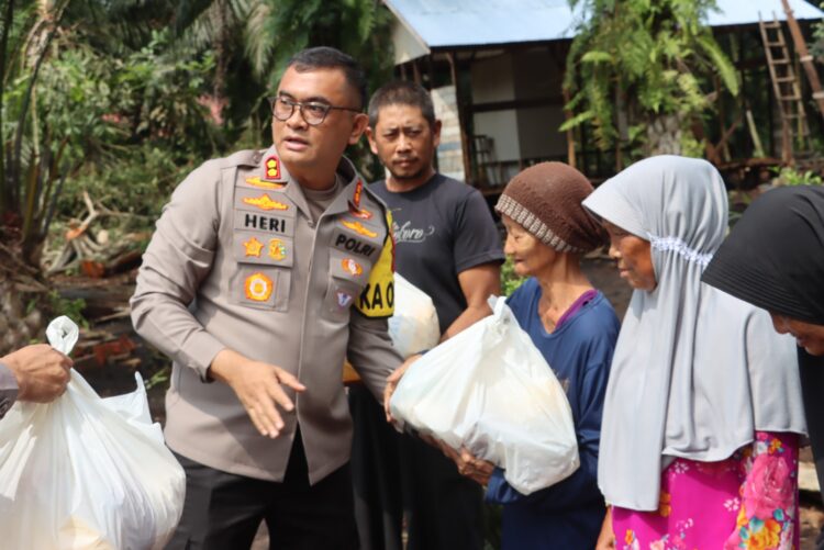 Kapolda Jambi Irjen Pol. Rusdi Hartono Berikan Bansos ke Masyarakat Kabupaten Tanjung Jabung Timur