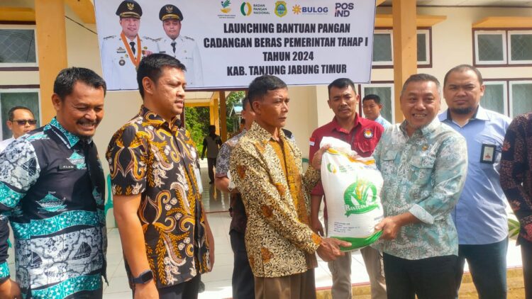 Sekda Sapril Launching Penyaluran Bantuan Pangan di Kelurahan Talang Babat