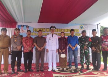 Sekda Tanjabtim Sapril Lantik Kepala Desa PAW Pandan Makmur