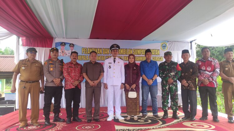 Sekda Tanjabtim Sapril Lantik Kepala Desa PAW Pandan Makmur