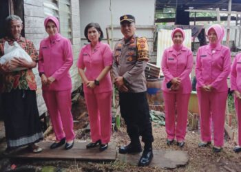 Bhakti Sosial Polri Presisi, Ketua Bhayangkari Cab. Tanjabtim Salurkan Bantuan Sembako ke Masyarakat