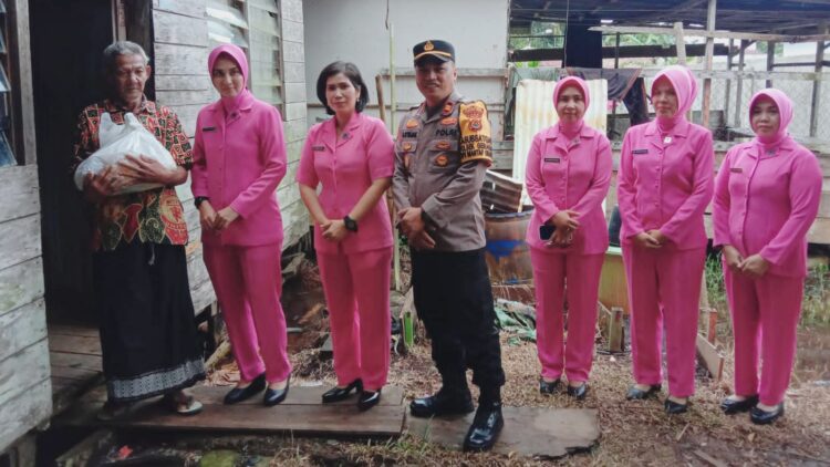 Bhakti Sosial Polri Presisi, Ketua Bhayangkari Cab. Tanjabtim Salurkan Bantuan Sembako ke Masyarakat