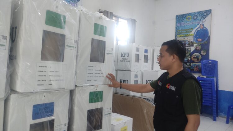 Panwaslu Kec. Muara Sabak Barat Maraton Awasi Distribusi Logistik Di 7 Kelurahan