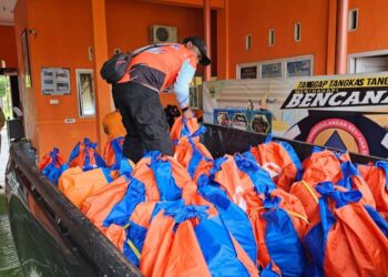 4 Desa Di Kecamatan Geragai Terdampak Banjir, BPBD Tanjabtim Salurkan Puluhan Paket Sembako