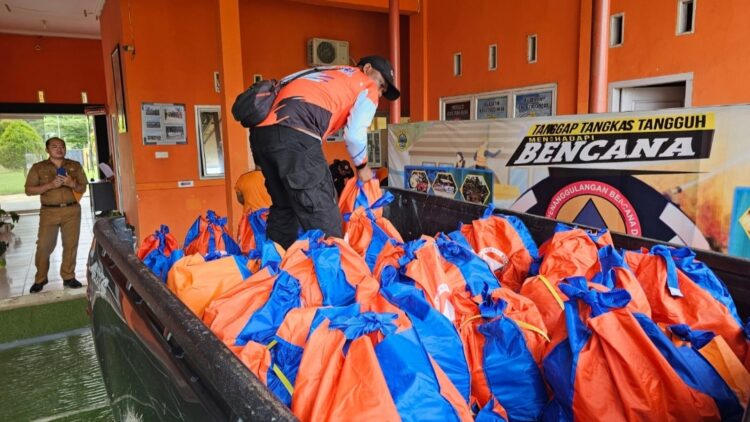 4 Desa Di Kecamatan Geragai Terdampak Banjir, BPBD Tanjabtim Salurkan Puluhan Paket Sembako