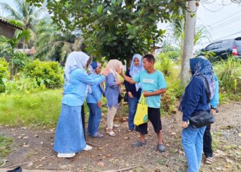 Jum’at Berkah, Mantan Ibu-Ibu Camat Lawas Blusukan Salurkan Bantuan Kepada Masyarakat Kurang Mampu