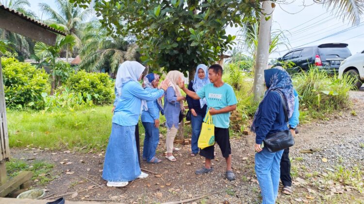 Jum’at Berkah, Mantan Ibu-Ibu Camat Lawas Blusukan Salurkan Bantuan Kepada Masyarakat Kurang Mampu