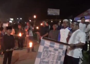 Wakil Bupati Robby Nahliansyah Di Dampingi Camat Kapolsek dan Lurah Lepas Pawai Obor Di Malam 1 Syawal 1445 H