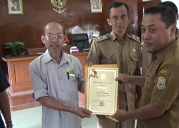 Sekda Tanjabtim Serahkan SPPT dan DHKP Pajak Bumi dan Bangunan