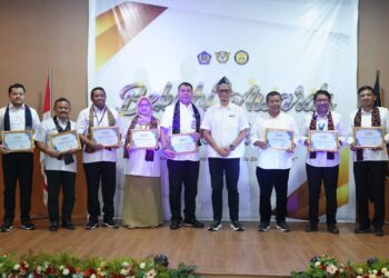Bupati Tanjabtim Romi Hariyanto Terima Pengahargaan Beacukai Awards