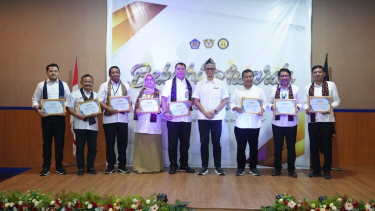 Bupati Tanjabtim Romi Hariyanto Terima Pengahargaan Beacukai Awards