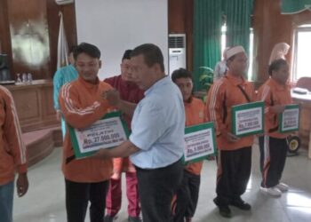 Bupati Romi Serahkan Bonus Atlet NPC