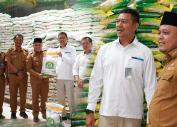 Wabup Robby Cek Kualitas Beras Bulog Bantuan Pangan Tahap 3