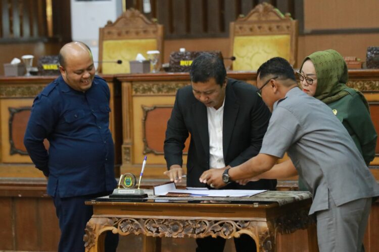 Hadiri Paripurna Terakhir di Masa Jabatannya, Bupati Tanjabtim Romi Ucapkan Terima Kasih Kepada DPRD