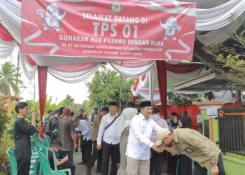 Bupati Tanjabbar Tinjau Pelaksanaan Pemilihan Kepala Daerah 2024 di Beberapa TPS