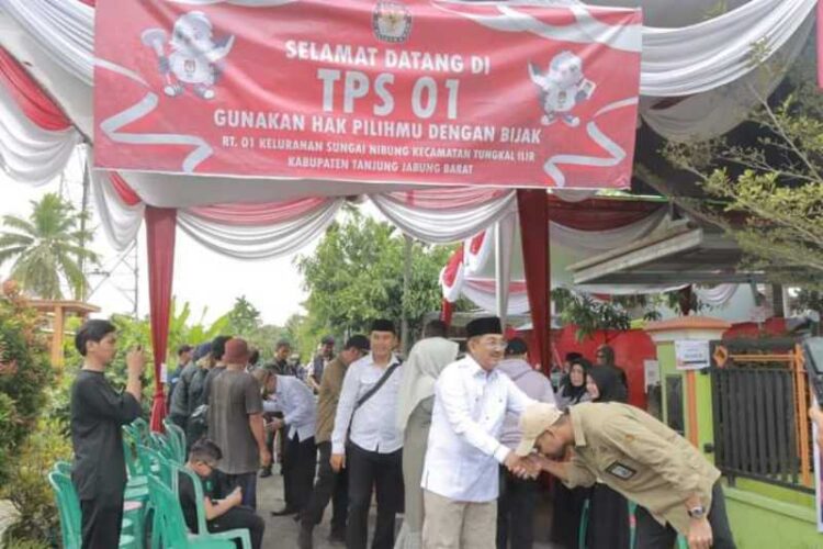 Bupati Tanjabbar Tinjau Pelaksanaan Pemilihan Kepala Daerah 2024 di Beberapa TPS
