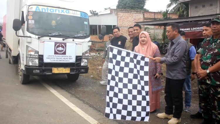 Sekda Tanjabtim Lepas Pendistribusian Logistik H-3 Pilkada Serentak