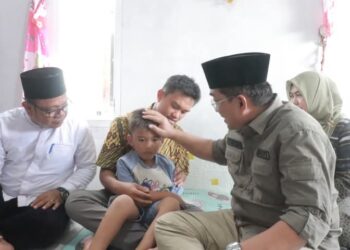 Tunjukkan  Rasa  Kepedulian, Bupati Tanjabbar Kunjungi Penderita Adenoid di Perumahan BTN Permata Hijau