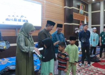 HUT BAZNAS RI ke-24, Bupati Tanjabbar Serahkan Bea Siswa untuk 100 Siswa MDT