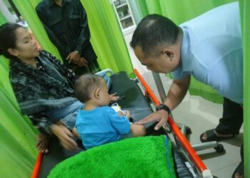 Peduli Warga, Ketua Komisi III DPRD Tanjabbar  Albert Chaniago Jenguk Pasien di RSUD Kuala Tungkal