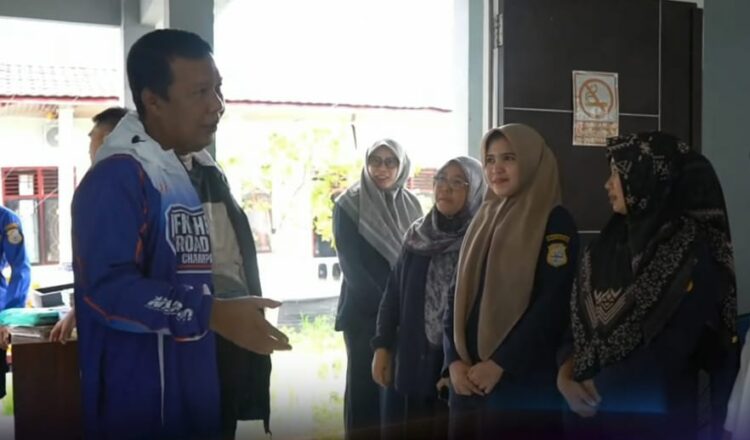 Bupati Tanjabtim Romi Tinjau Langsung Kantor Camat Kuala Jambi yang Rusak