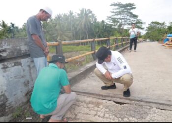 Bupati Tanjabbar Tinjau Pekerjaan Perbaikan Oprit Jembatan Di 13 Titik,Inginkan Kualitas dan Kecepatan Pengerjaan