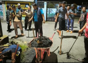 Bupati Tanjabbar Pimpin Langsung Aksi Bersih-Bersih Malam Hari, Demi Kota yang Sehat dan Bebas Banjir