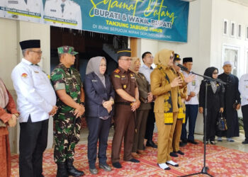 Hari Pertama Ngantor, Bupati Dillah Disambut Antusias ASN dan PHTT