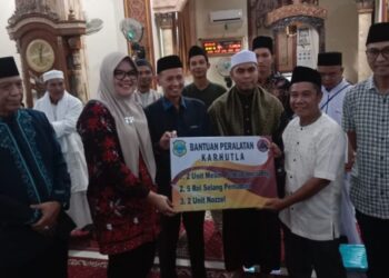 Safari Ramadhan ke Kuala Jambi, Bupati dan Wabup Tanjabtim Serahkan Bantuan