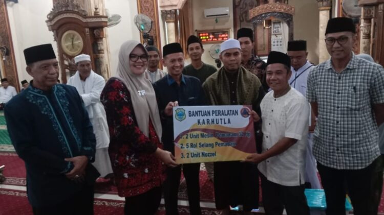Safari Ramadhan ke Kuala Jambi, Bupati dan Wabup Tanjabtim Serahkan Bantuan