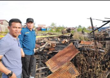 Wabup Tanjabbar Saat Tinjau Lokasi Kebakaran  Di Kampung Nelayan,Juga  Di Sertakan Beri Bantuan