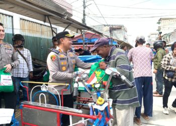 Berbagi Kebahagiaan,Kapolres Tanjabbar Beri Bansos  Berupa Paket Sembako Untuk Sesama