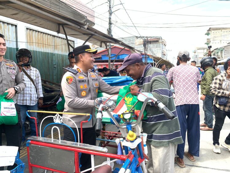 Berbagi Kebahagiaan,Kapolres Tanjabbar Beri Bansos  Berupa Paket Sembako Untuk Sesama