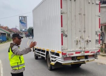 Personil Polsek Merlung Giat Laksanakan Pengaturan Arus Lalu Lintas di Simpang Tugu Merlung
