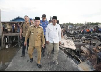 Bupati Tanjabbar Bersama Gubernur Jambi Kunjungi Korban Kebakaran Di Desa Sungai Dualap,Juga Salurkan Bantuan
