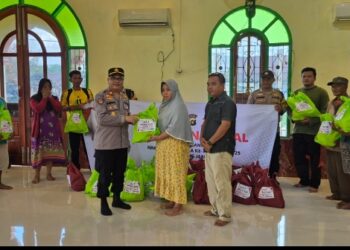 Polres Tanjabbar Salurkan Bantuan Bahan Makan Pokok Kepada Korban Musibah Kebakaran Di Desa Sungai Dualap Kecamatan Betara