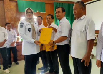 Bupati Tanjabtim Serahkan SPPT dan DHKP PBB Sektor Pedesaan dan Perkotaan dan Membuka Sosialisasi Opsen PKB dan BBN-KB