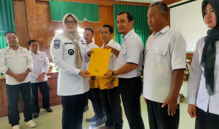 Bupati Tanjabtim Serahkan SPPT dan DHKP PBB Sektor Pedesaan dan Perkotaan dan Membuka Sosialisasi Opsen PKB dan BBN-KB