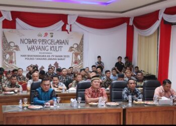 Bersama Kapolres Tanjabbar Dan Anggota,Perwira,Forkopimda,Serta Masyarakat Gelar Nobar Pagelaran Wayang Kulit,Dalam Rangka Hari Bhayangkara Ke-79.Tahun 2025