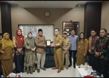 Bupati Tanjabbar Bersama Ketua Dekranasda Kunjungi Kota Samarinda:Gali Inspirasi UMKM