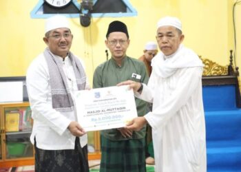 Giat Safari Subuh Di Masjid Al Muttaqin,Bupati Tanjabbar Kembali  Salurkan Bantuan dan Santunan