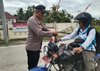 Sambut HUT RI Ke-80, Personel Kepolisian Polsek Jajaran Polres Tanjabbar Serentak Bagikan Ratusan Bendera Merah Putih Ke Pengendara