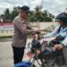 Sambut HUT RI Ke-80, Personel Kepolisian Polsek Jajaran Polres Tanjabbar Serentak Bagikan Ratusan Bendera Merah Putih Ke Pengendara