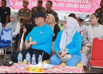Wabup Tanjabbar Didampingi Ketua GOW,Ibu Marina Septiani S.IP Saksikan Meriah nya Lomba Panjat Pinang HUT RI Dan Hari Jadi Kabupaten
