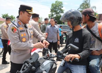 Di HUT RI Ke-80 Tahun 2025,Polres Tanjabbar Bagikan 80 Bendera Merah Putih Kepada Pengguna Jalan