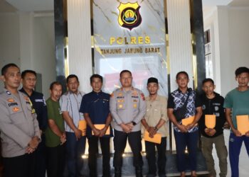 Kapolres​ Tanjabbar Serahkan Langsung  Bantuan Kepada Warga Terdampak Angin Puting Beliung