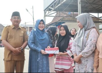 Bupati Tanjabbar Dan Ketua TP-PKK Salurkan KKS dan Bantuan Sembako Untuk Masyarakat